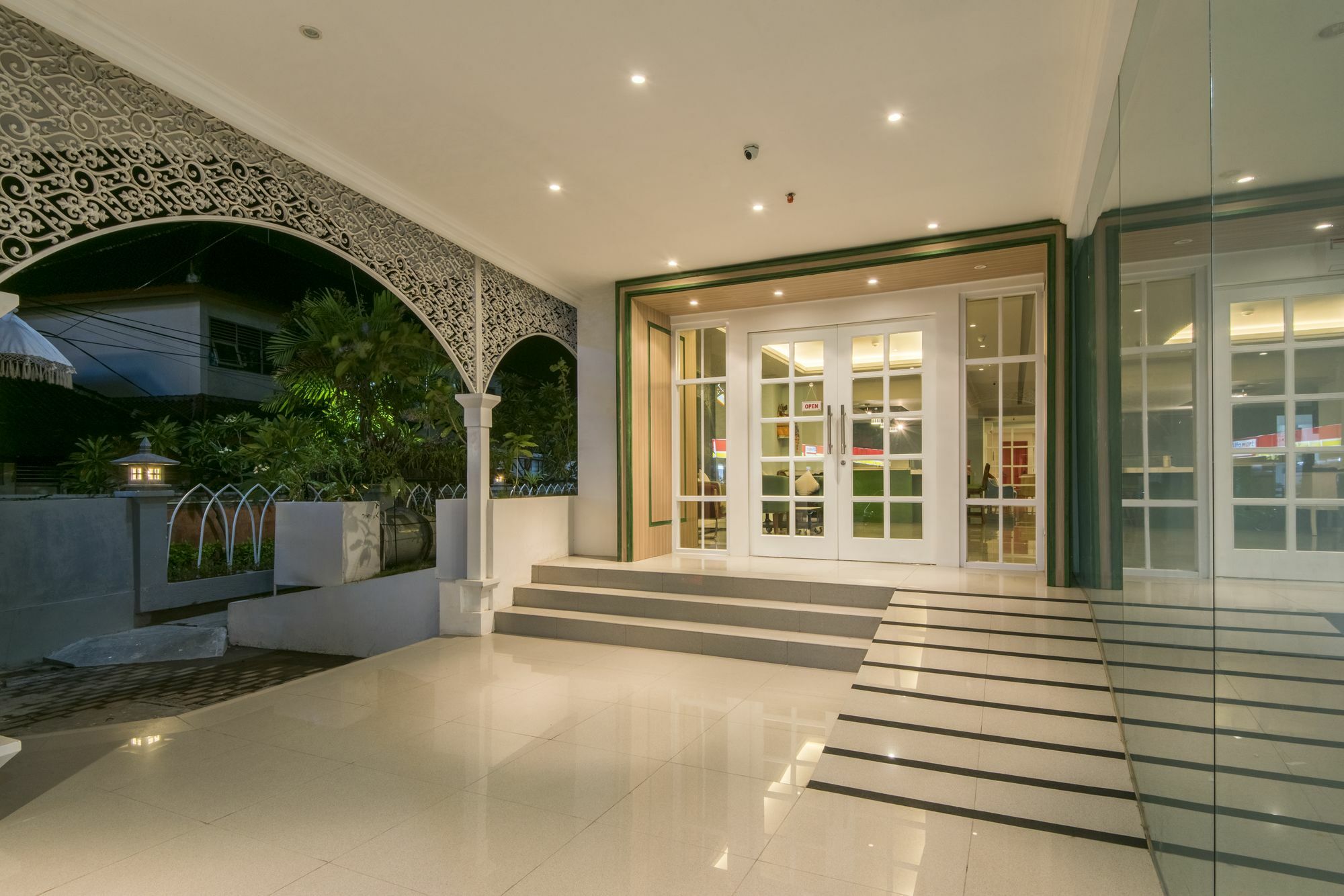 Yan'S House Hotel Кута Екстериор снимка